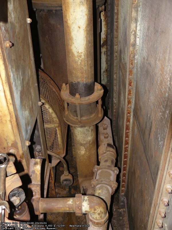 The refitted and cleaned coupling in the radiator room. The pipes line up very well now.