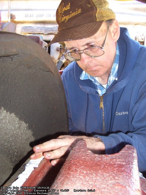 05.21.08 - VICTOR HUMPHREYS APPLIES CAULK TO SEAL THE BACK OF THE JURNAL BOXES.