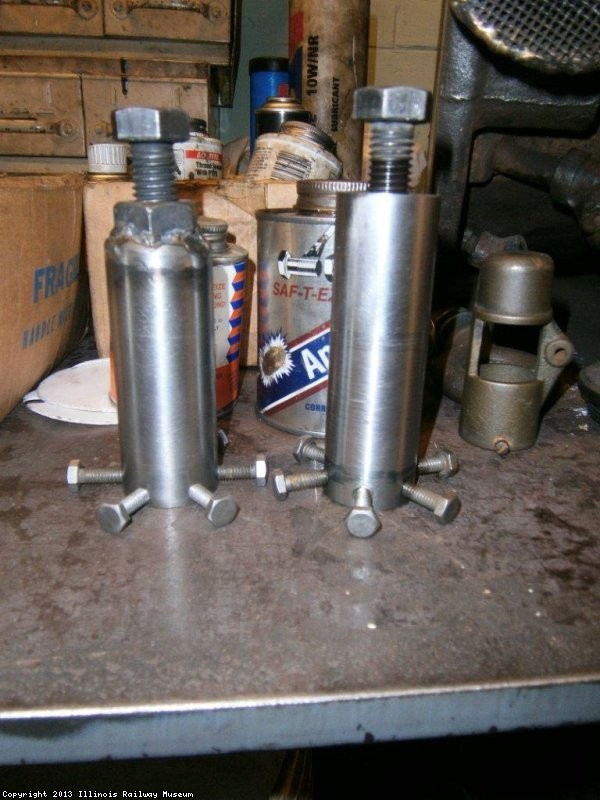 Gags for testing the safety valves