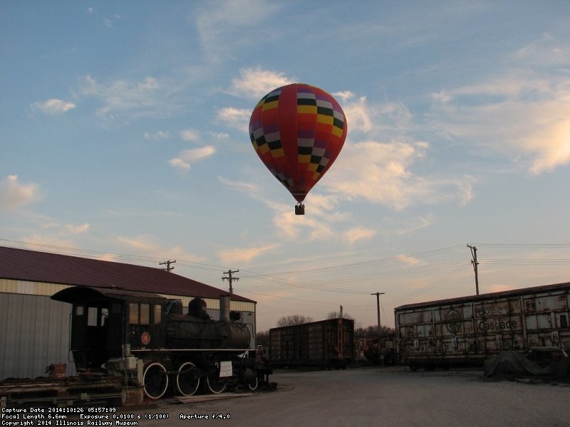 Near sundown a hot air balloon passed overhead - Photo by Pauline Trabert