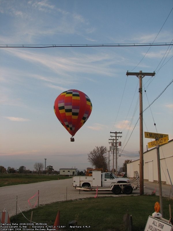 The baloon was going to land in the IRM parking area - Photo by Pauline Trabert