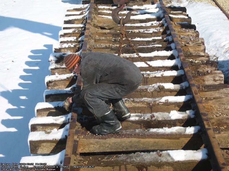 Hooking the chain under the rail