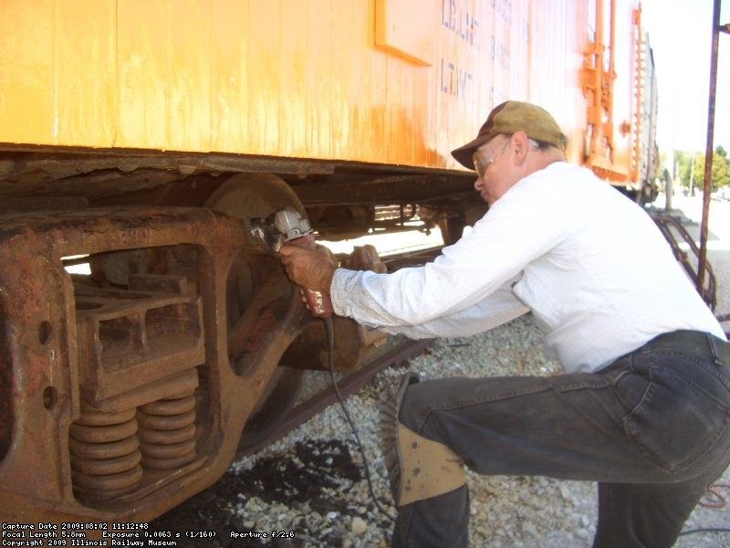 08.02.09 - VICTOR HUMPHREYS IS WIRE WHEELING THE "BR" TRUCK AFTER NEEDLE CHIPPING TO PREPARE THE TRUCK FOR PRIMER.