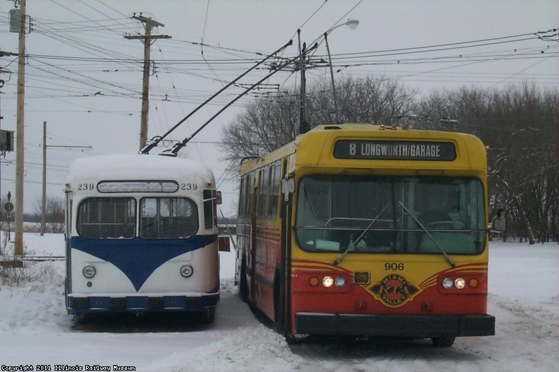 Dayton Flyer 906 and Des Moines "Curbliner" 239 out for a ride in the snow (01/2000).