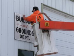 Taking down the old B&G Dept sign (03/12/2005).