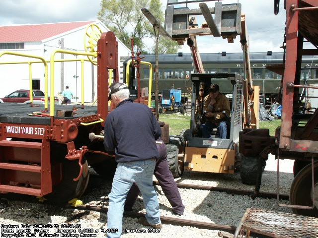 05.18.08 - KIRK WARNER USES A SLEDGE HAMMER TO DRIVE OUT THE COUPLER CROSSKEY WHILE RAY POLLICE HOLDS THE BAR.  A COUPLER WEAR PLATE HAS TO BE INSTALLED.  NICK KALLAS IS OPERATING THE SKID LOADER TO LIFT THE COUPLER.