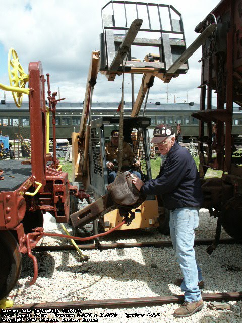 05.18.08 - THE COUPLER IS OUT. KIRK WARNER IS WAITING FOR THE COUPLER WEAR PLATE TO BE PLACED IN POSTION BEFORE HE RE-INSTALLS THE COUPLER.