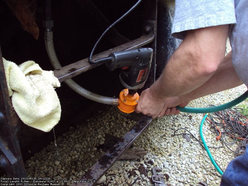 Evacuating the fluid from the heating system with a drill powered pump