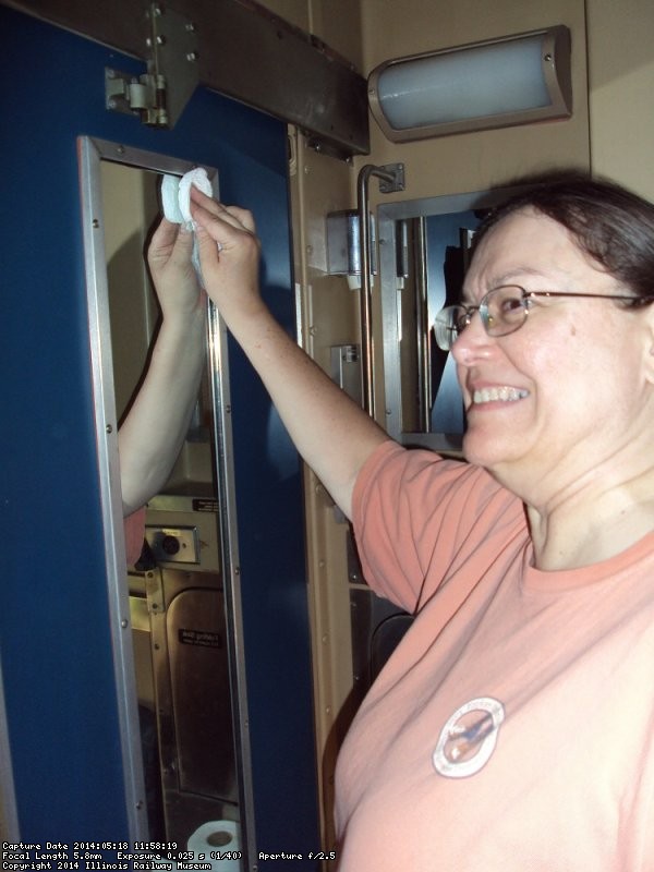 Pauline cleaning a mirror in the Loch Sloy - Photo by Shelly Vanderschaegen