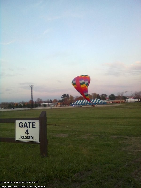 Nearly 6PM at the balloon deflates - Photo by Pauline Trabert