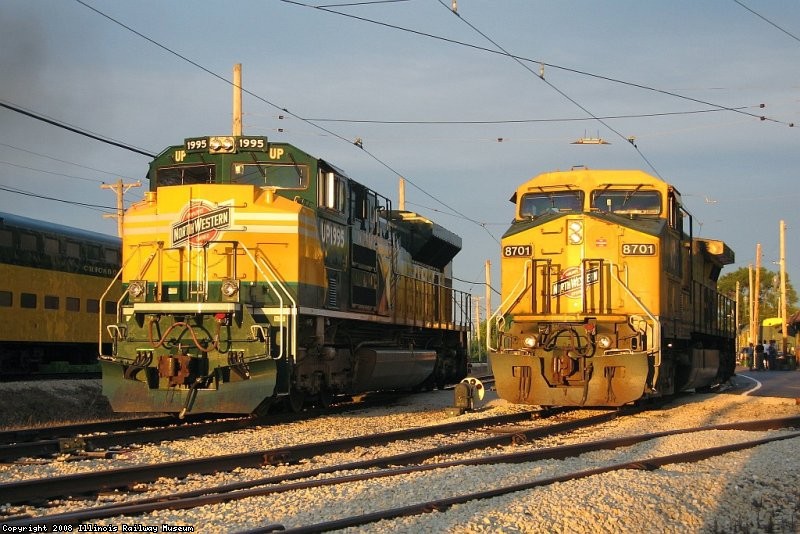 UP 1995 & CNW 8701 enjoy the sunset