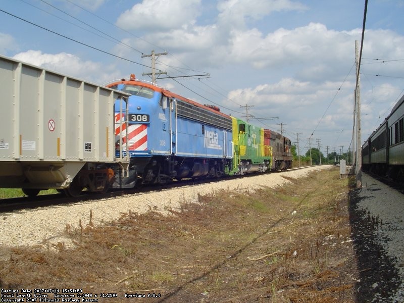 SP1518,IT1605,METX308 w/freight train 07-14-07