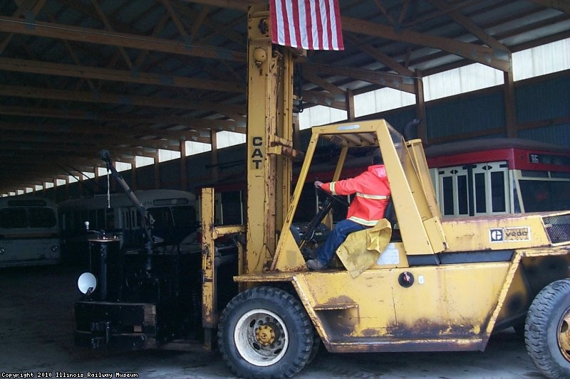 Moving the Chicao Freight Tunnel equipment into the Hoffman Garage (06/2002).