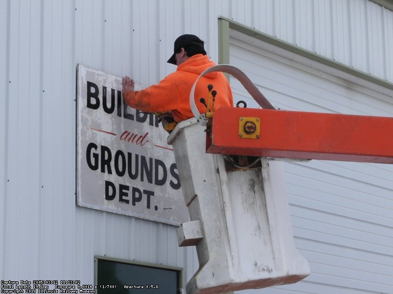 Taking down the old B&G Dept sign (03/12/2005).