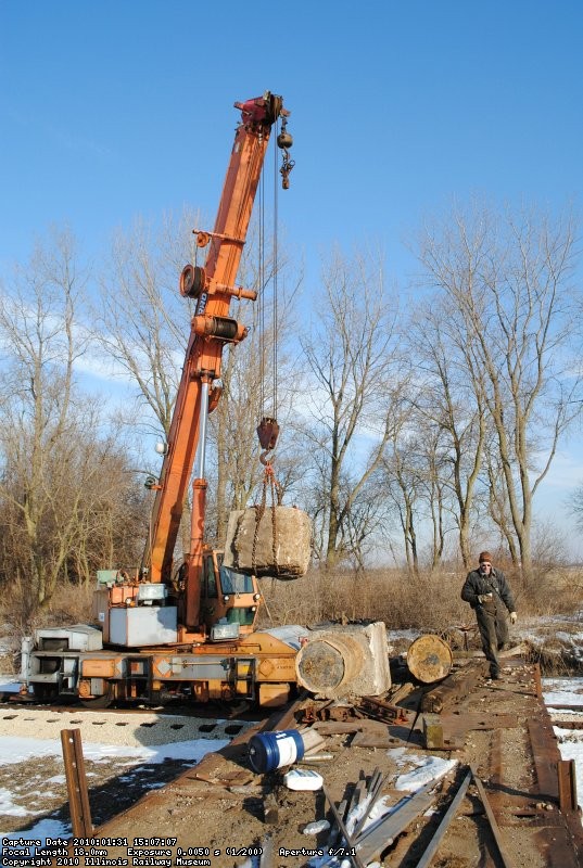 Tom hooking the foundations from the CNW flatcar