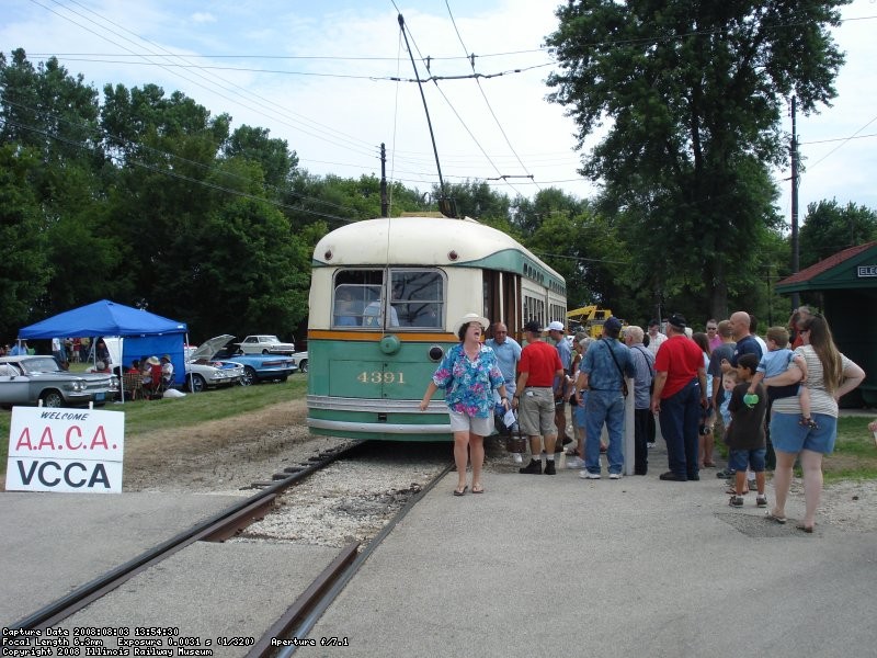 CTA 4391 loads passengers at Electric Park