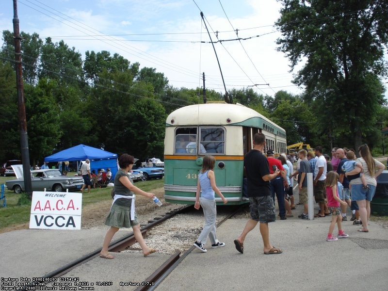 CTA 4391 loads passengers at Electric Park