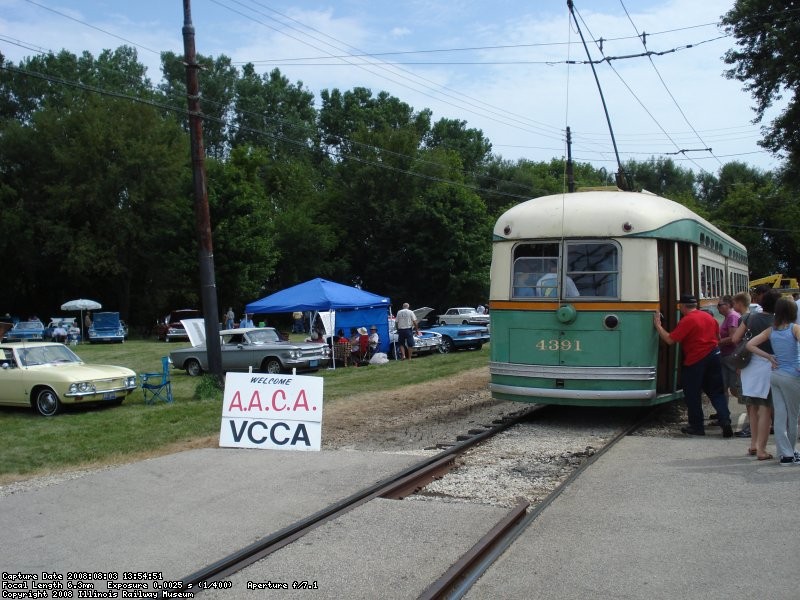 CTA 4391 loads passengers at Electric Park