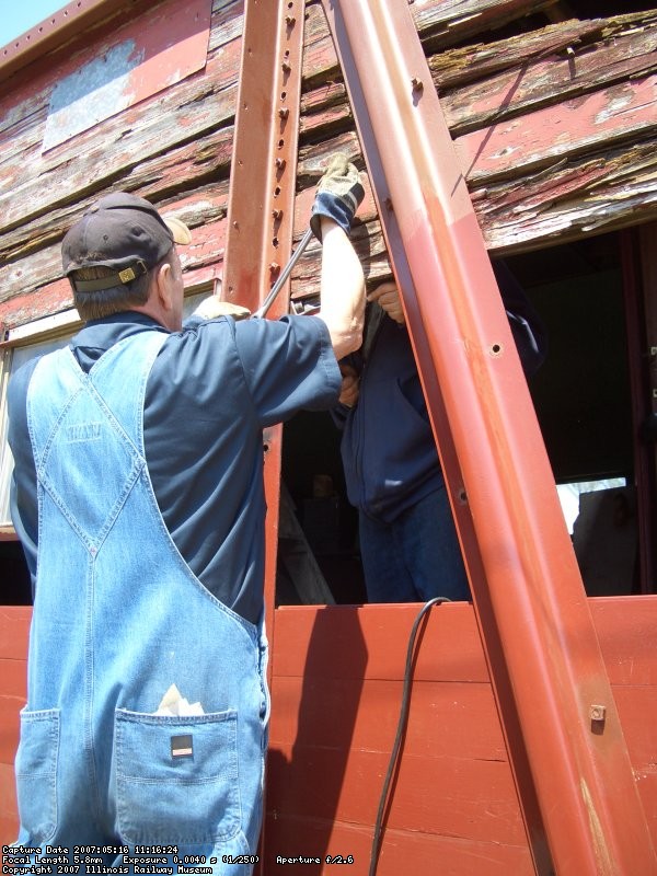05.16.07 - JOHN FAULHABER AND VICTOR HUMPHREYS (INSIDE THE CAR) WORK TO REMOVE THE BOLTS FROM THE OLD SIDING.