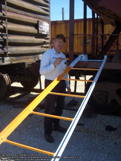 05.20.09 - VICTOR HUMPHREYS APPLIES FINISH PAINT TO THE BACK SIDE OF THE AR LADDER.