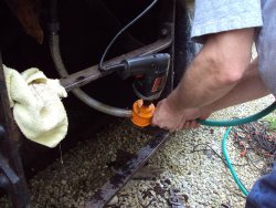 Evacuating the fluid from the heating system with a drill powered pump