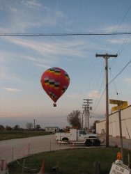 The baloon was going to land in the IRM parking area - Photo by Pauline Trabert