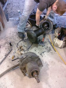 More disassembley of the broken brake cylinder.