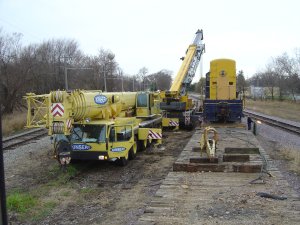 The bigger crane moves into position at the east end of the engine. 